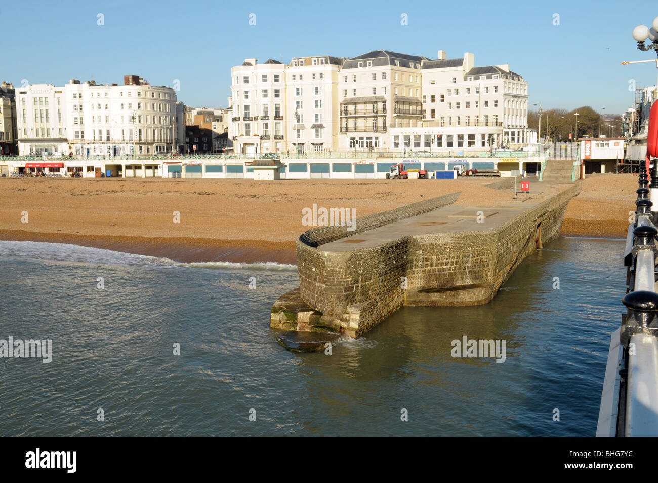 Eine Buhne an Brighton und Hove Strandpromenade. Stockfoto