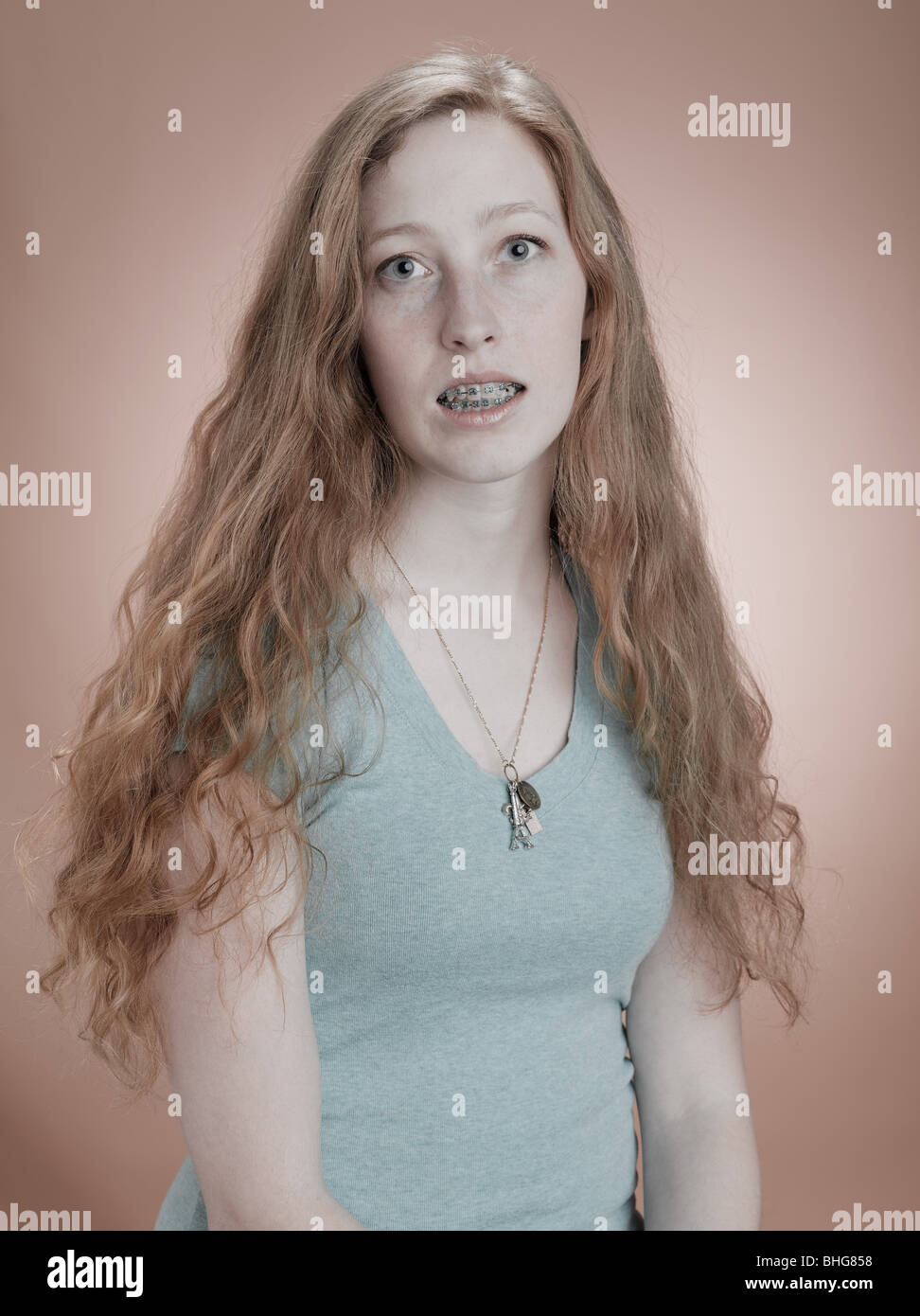 Porträt einer Frau mit dental Klammer Stockfoto