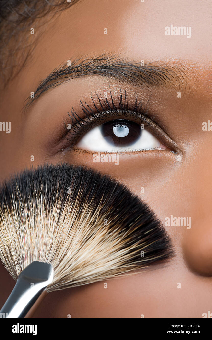 Frau mit Make-up Pinsel in der Nähe von Auge Stockfoto