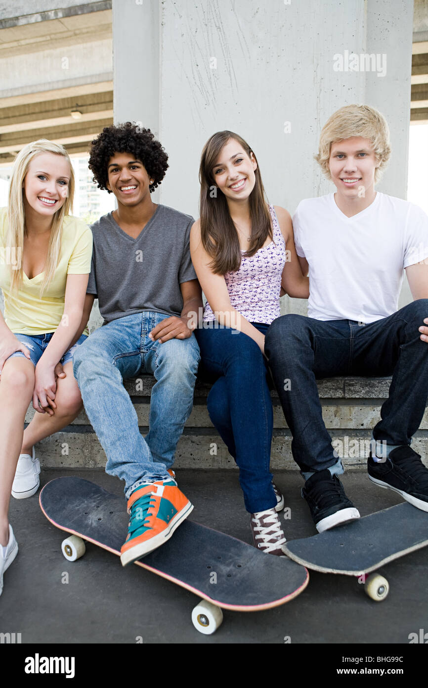 Teenager Freunde mit skateboards Stockfoto