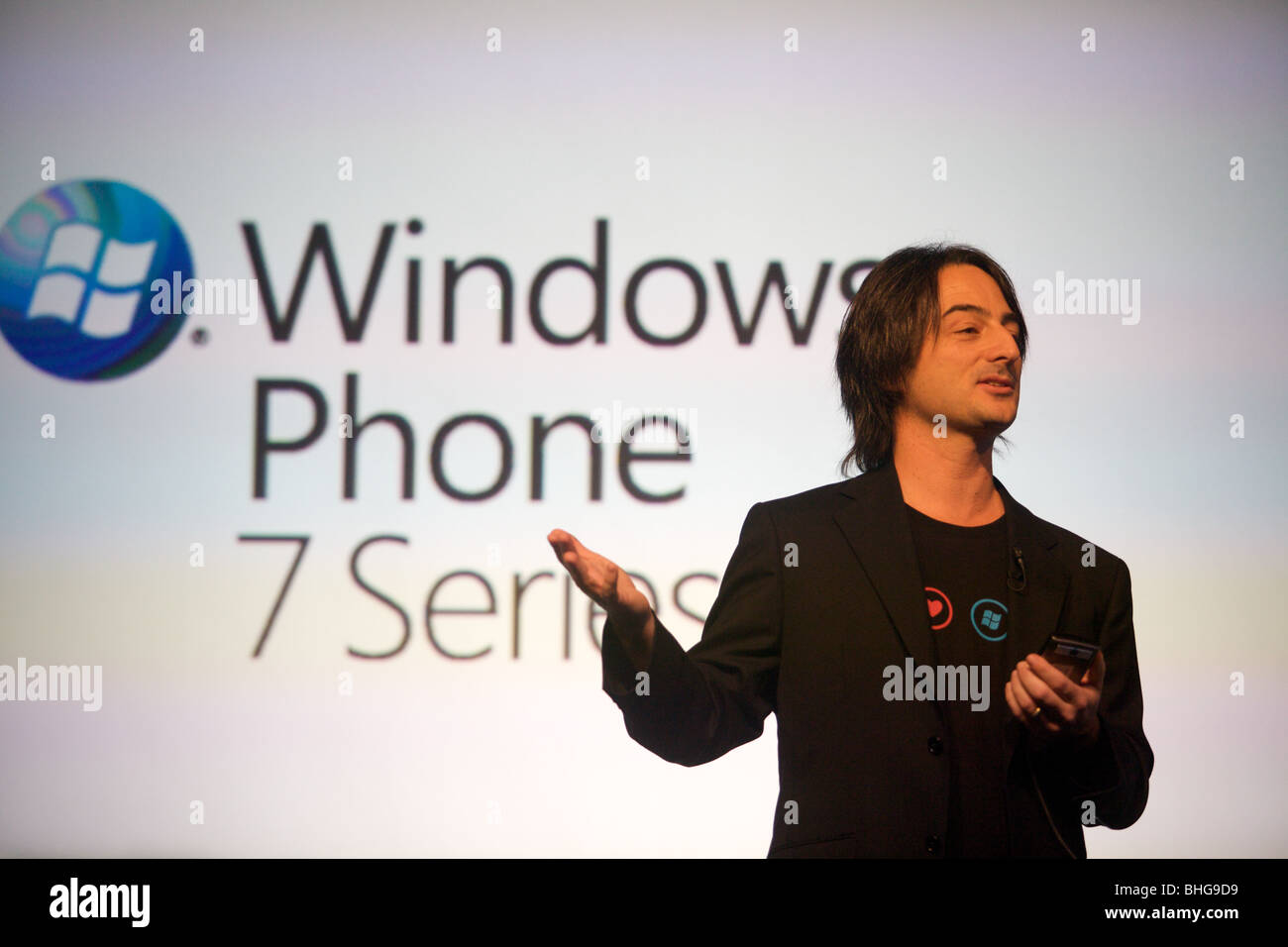 Microsoft Vice President Joe Belfiore am Mobile World Congress 2010 präsentiert Windows Phone 7 Series Stockfoto