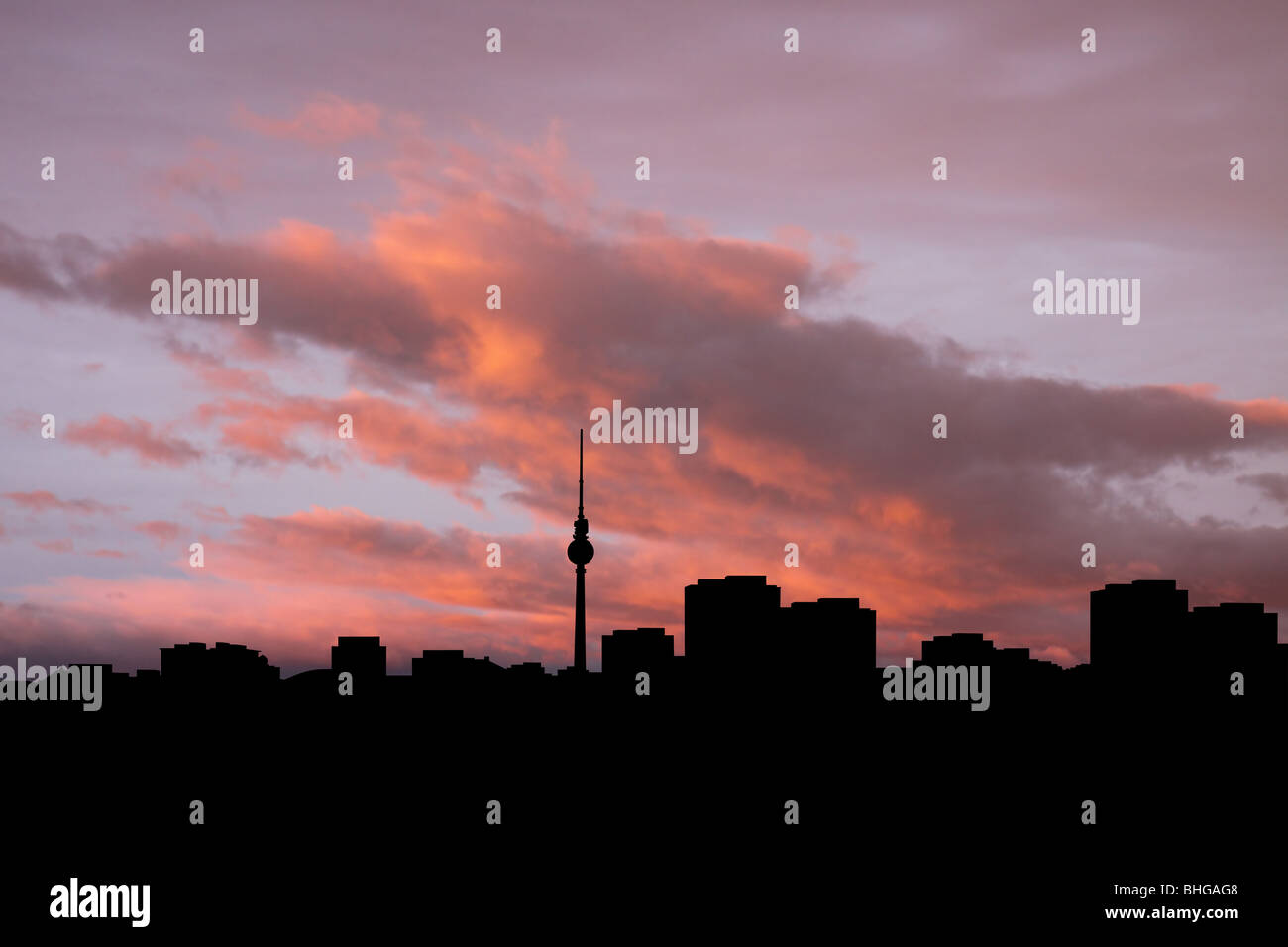 Berliner Skyline bei Sonnenuntergang mit schönen Himmel illustration Stockfoto