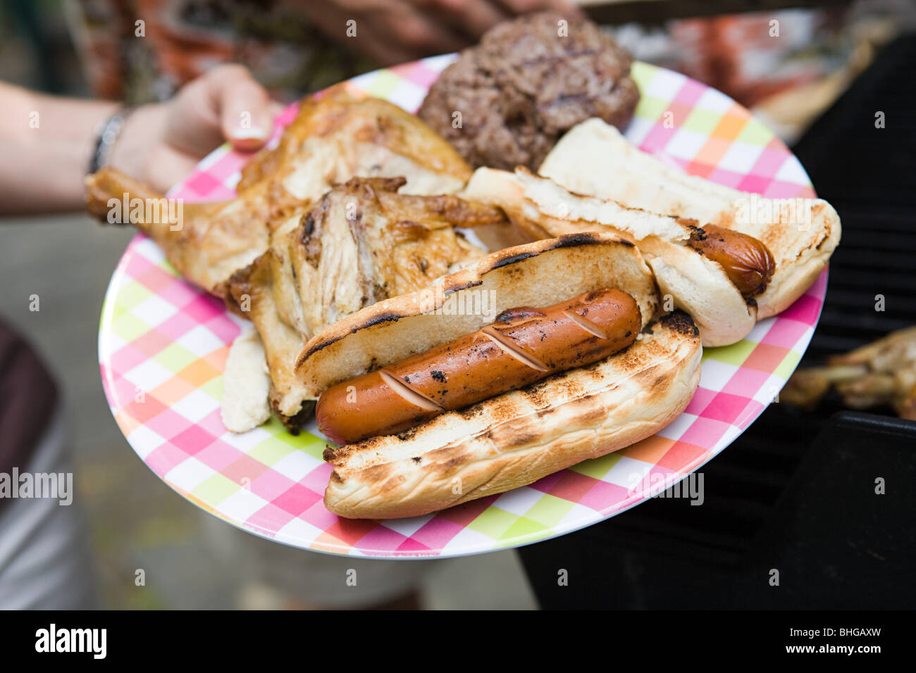 Person, die Halteplatte der gegrillte Speisen Stockfoto