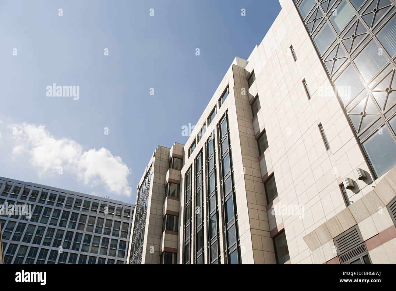 Niedrigen Winkel Ansicht von Bürogebäuden Stockfoto