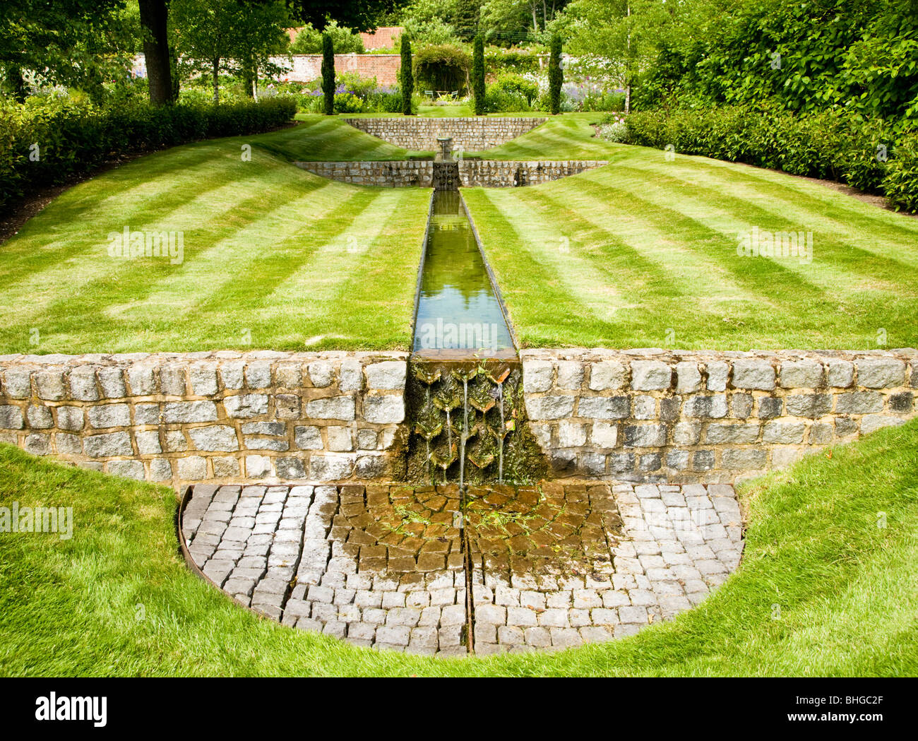 Ein Wasserspiel oder Rill in einem englischen Landhaus Garten an einem Sommertag. Stockfoto