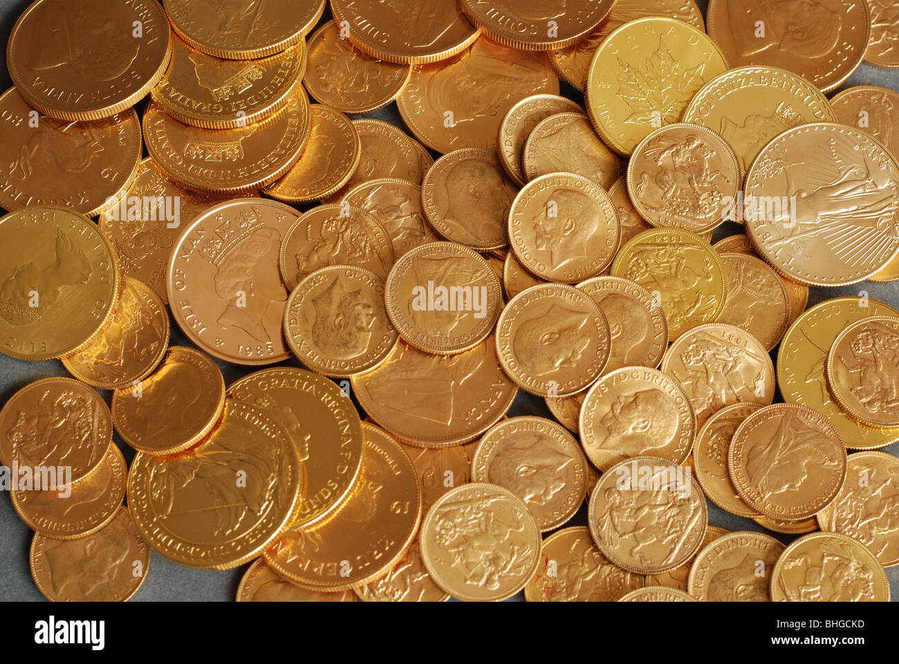 Einen Unordentlichen Haufen Goldmunzen Darunter Fursten Krugerrand Ahorne Nuggets Und Britannias Stockfotografie Alamy