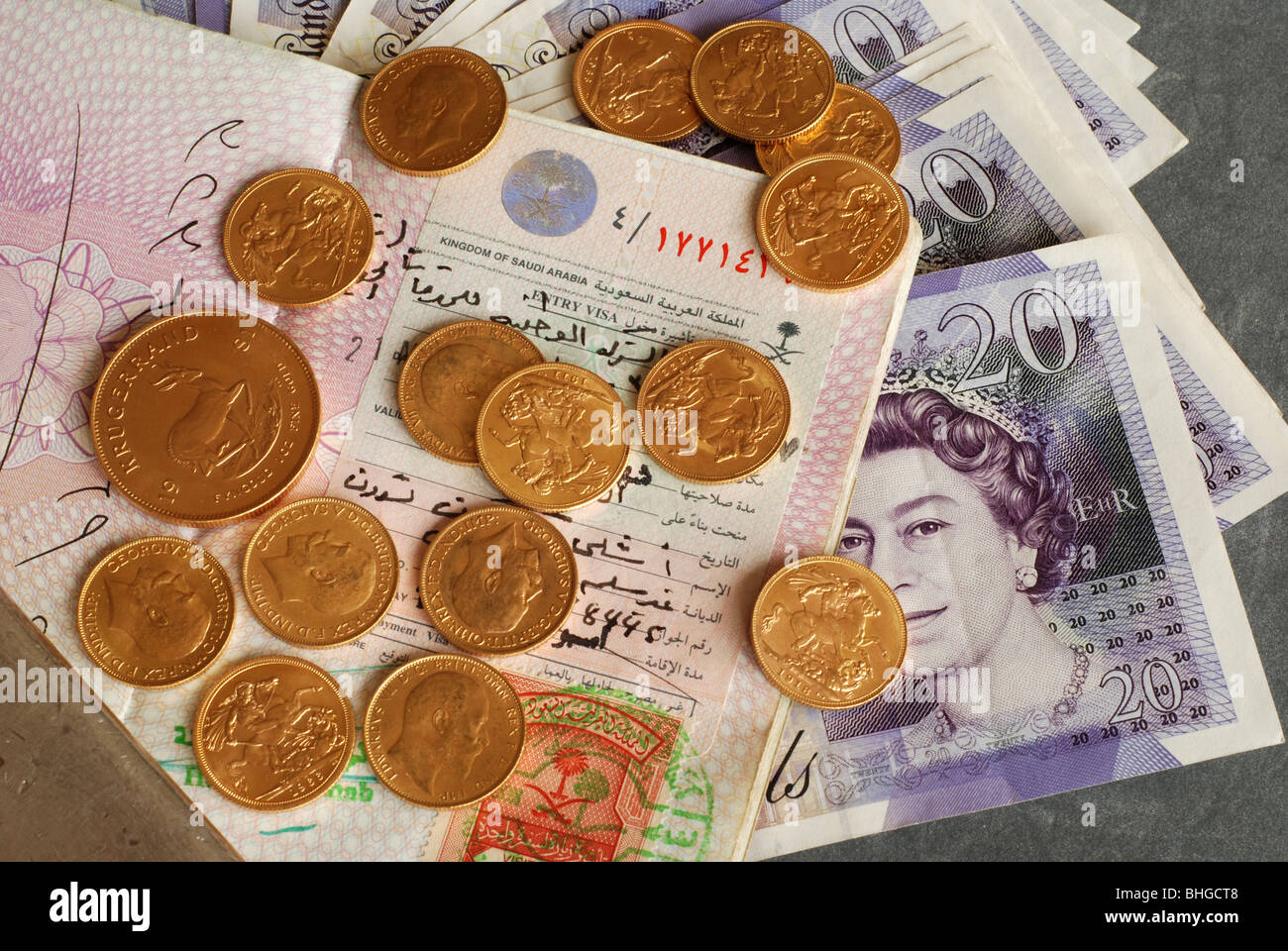 Britischer Pass mit Saudi-arabischen Visum zusammen mit Gold und cash Stockfoto