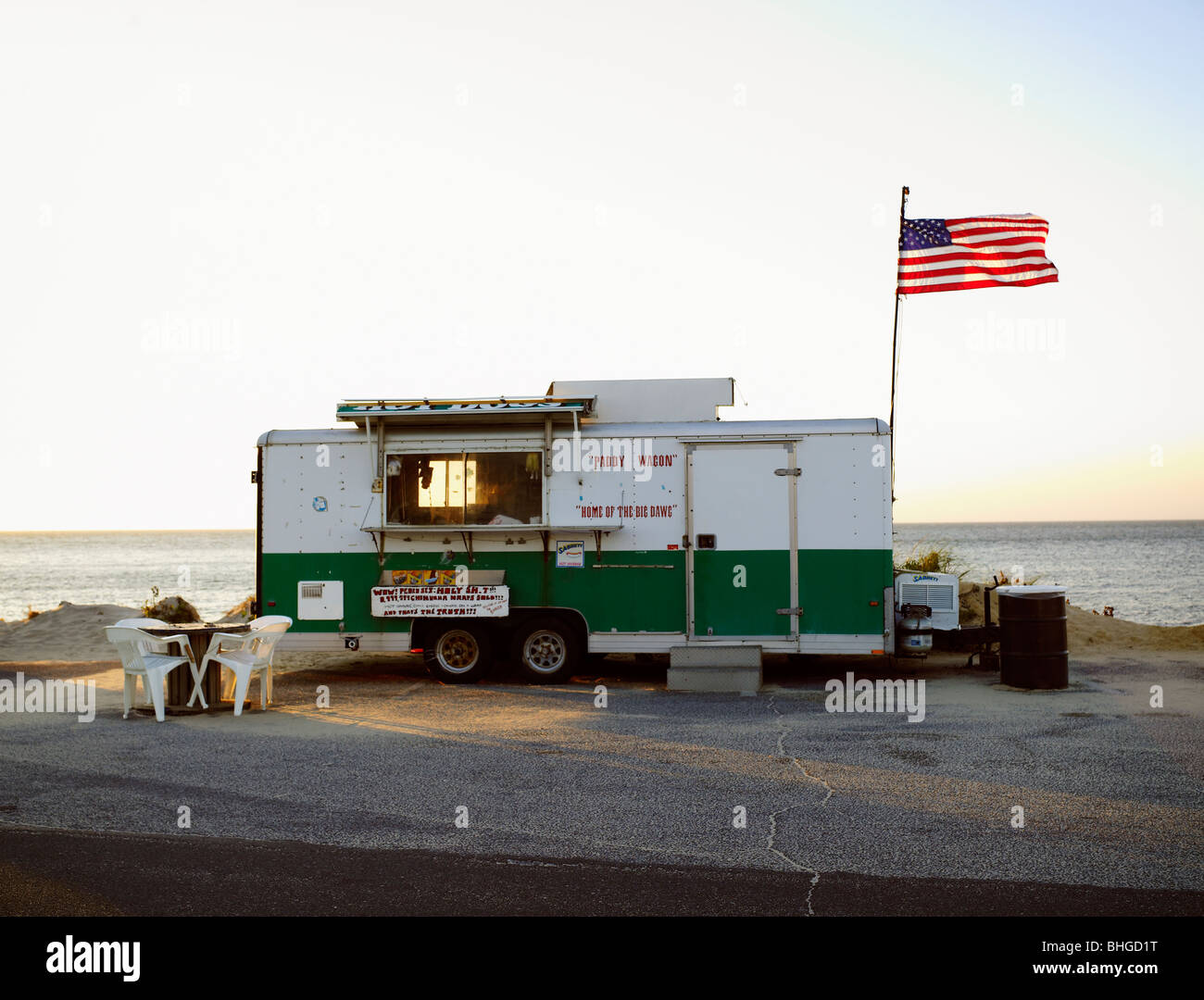 Ein Kiosk am Meer bei Sonnenuntergang, USA. Stockfoto