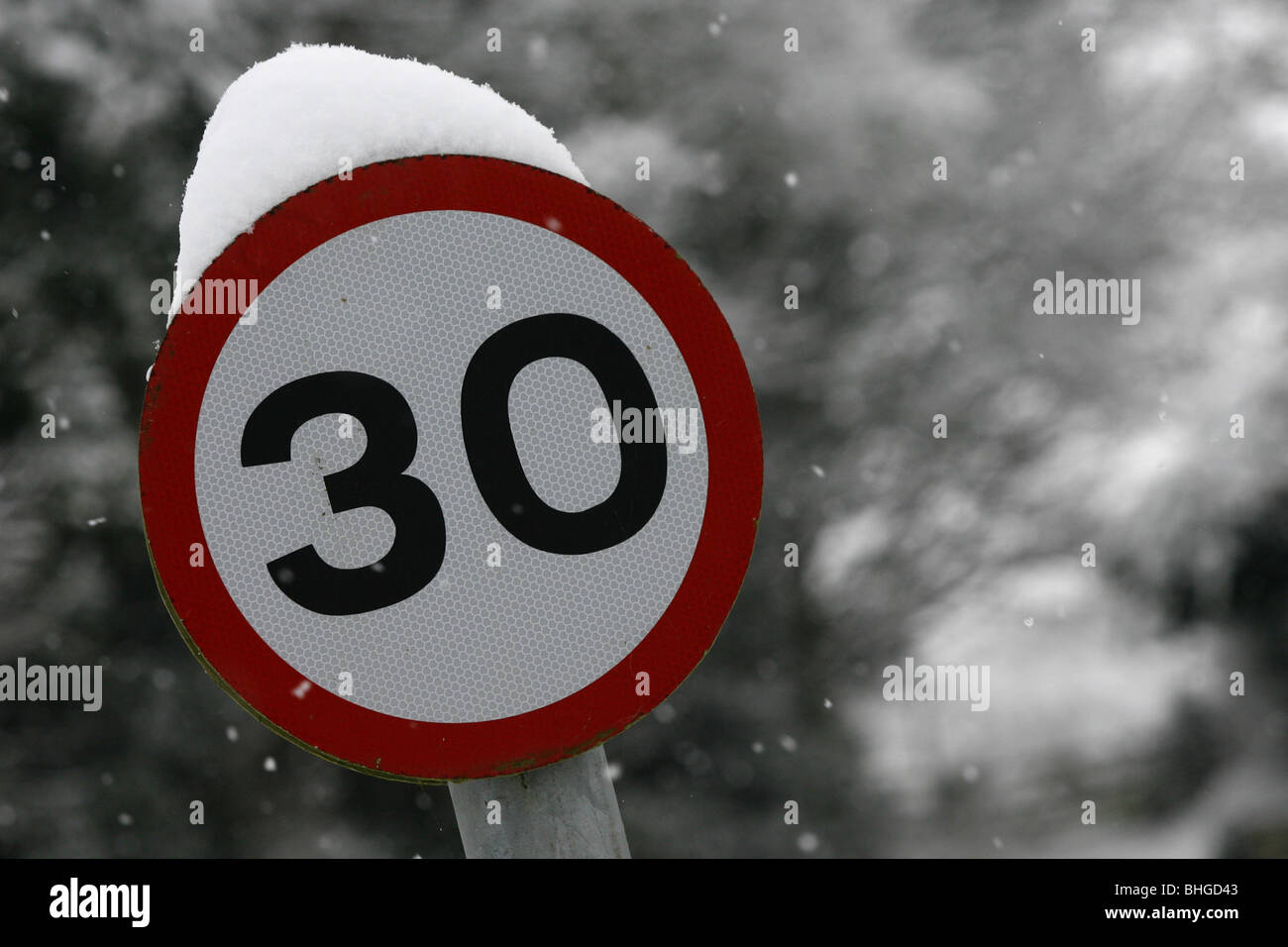 30 Meilen pro Stunde Tempolimit Schild mit Schnee bedeckt. Stockfoto