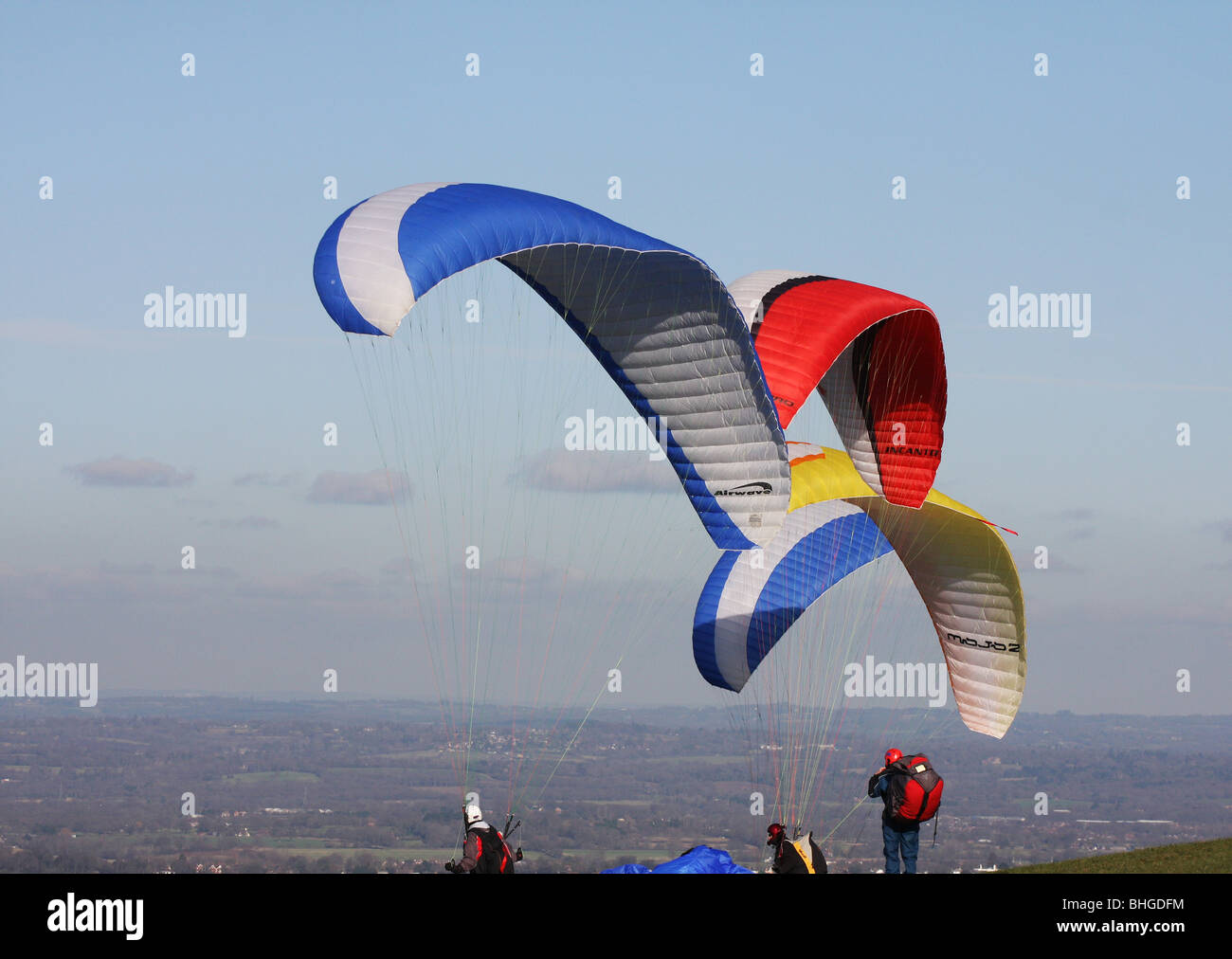 Vier bunte Paragliding-Vordächer Stockfoto