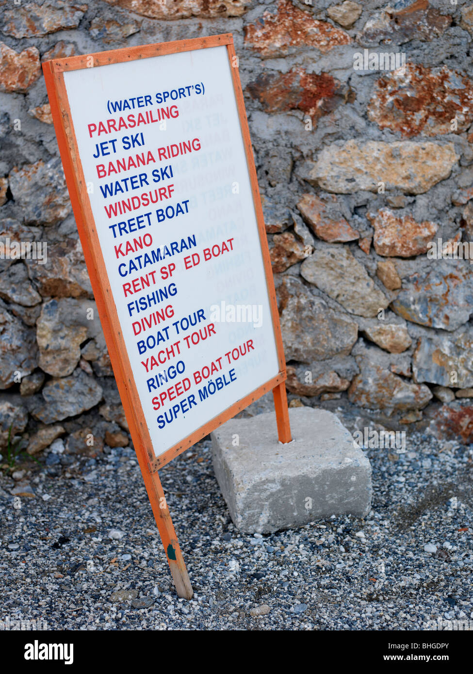 Ein Schild am Strand, Türkei. Stockfoto