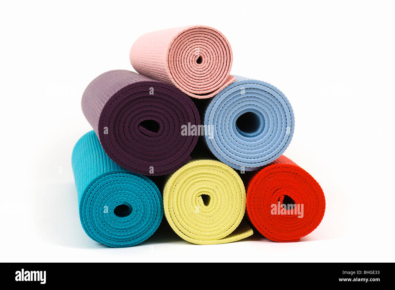 Yoga-Matten in verschiedenen Farben. Stockfoto