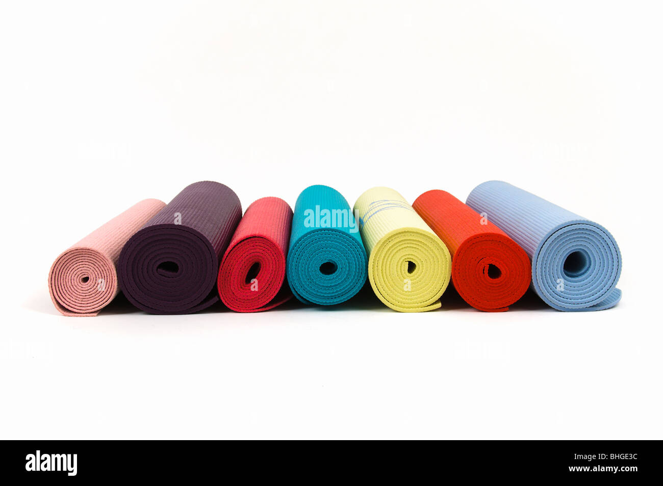 Yoga-Matten in verschiedenen Farben. Stockfoto