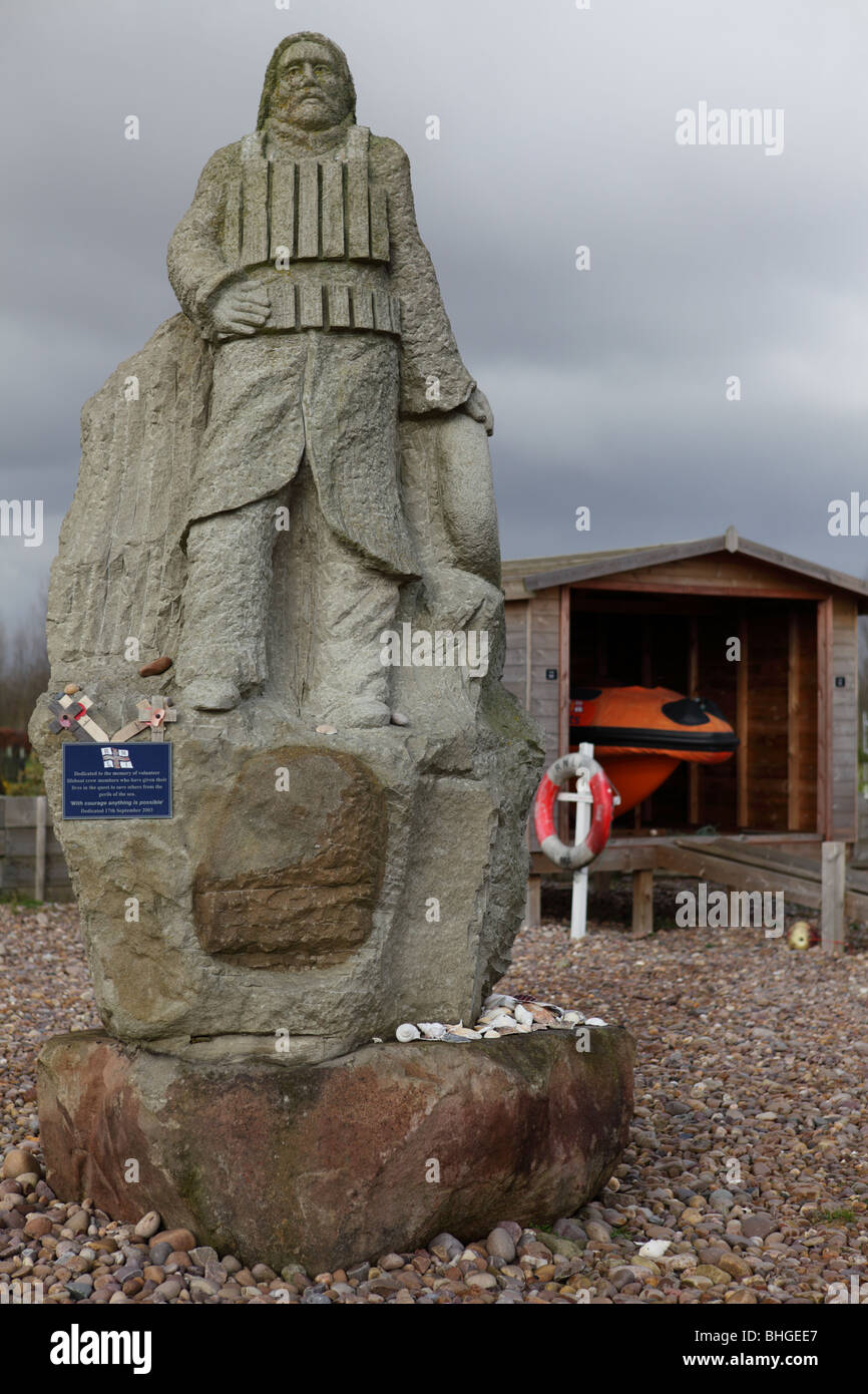 Steinskulptur in Bezug auf die RNLI in The National Memorial Arboretum in Staffordshire, England. Stockfoto