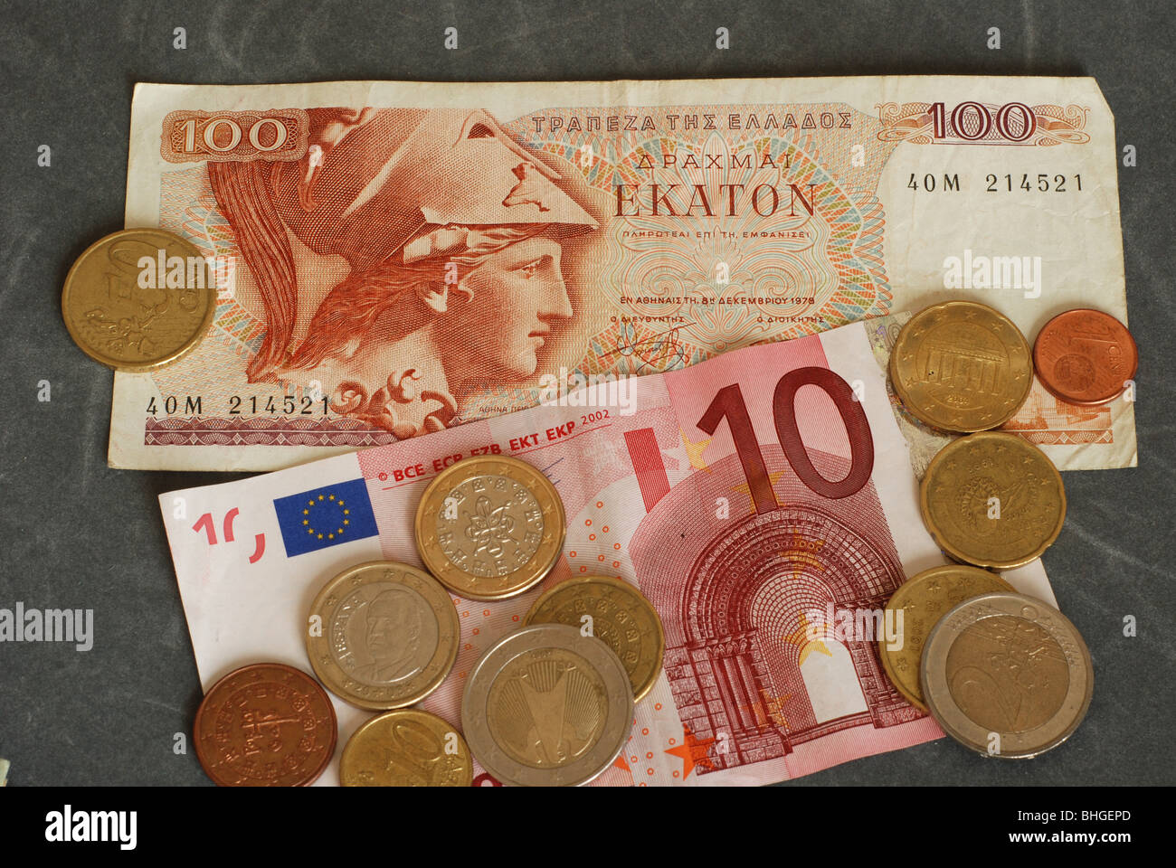 100 Drachme mit 10-Euro-Schein und ändern Stockfoto