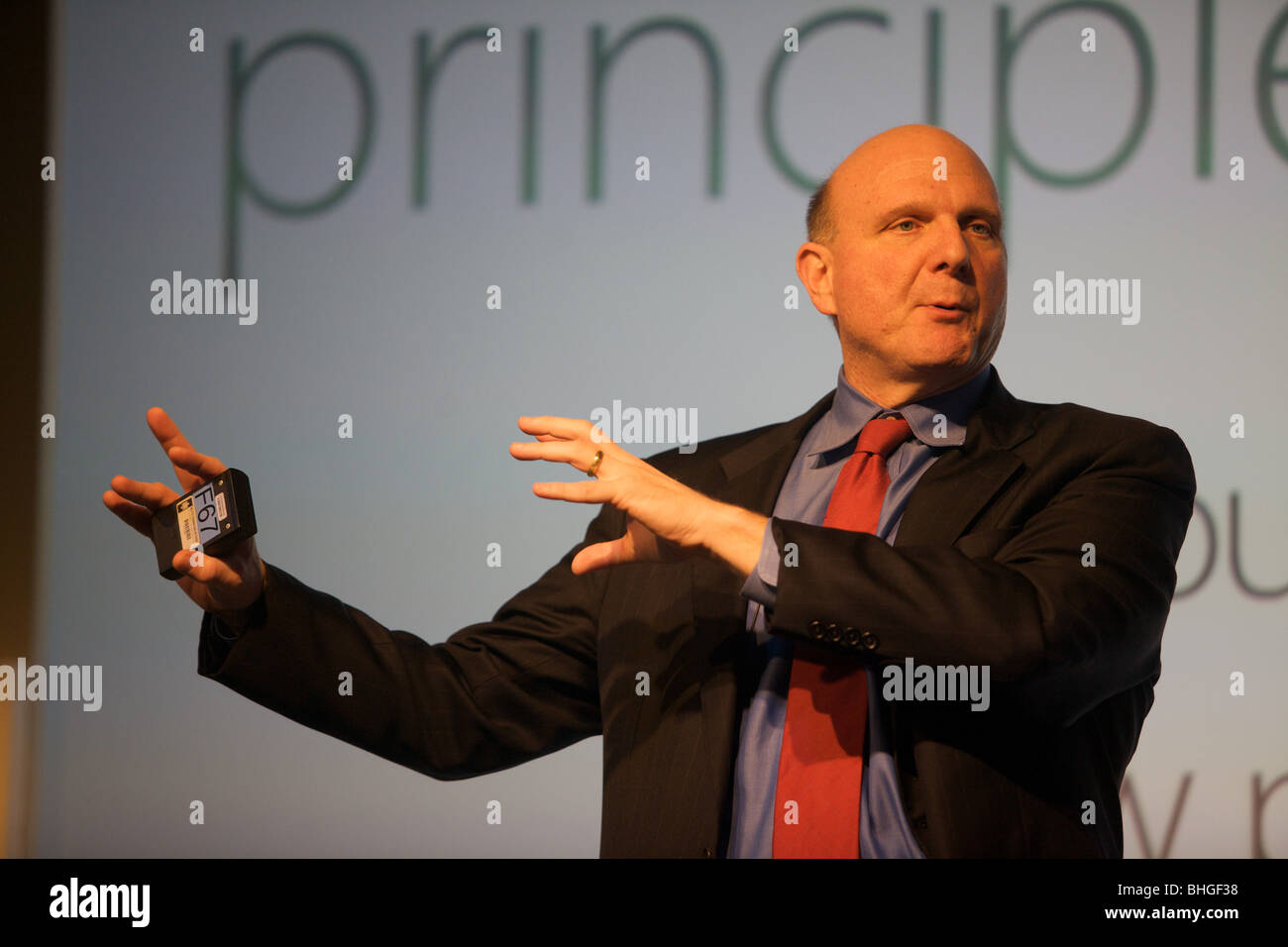 Microsoft President Steve Ballmer am Mobile World Congress 2010 präsentiert Windows Phone 7 Series Stockfoto