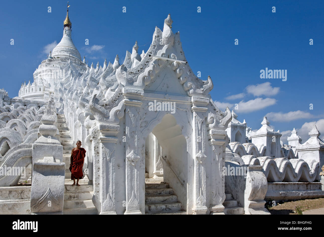 Buddhistischer Mönch an Hsinbyume Paya. Mingun. Myanmar Stockfoto