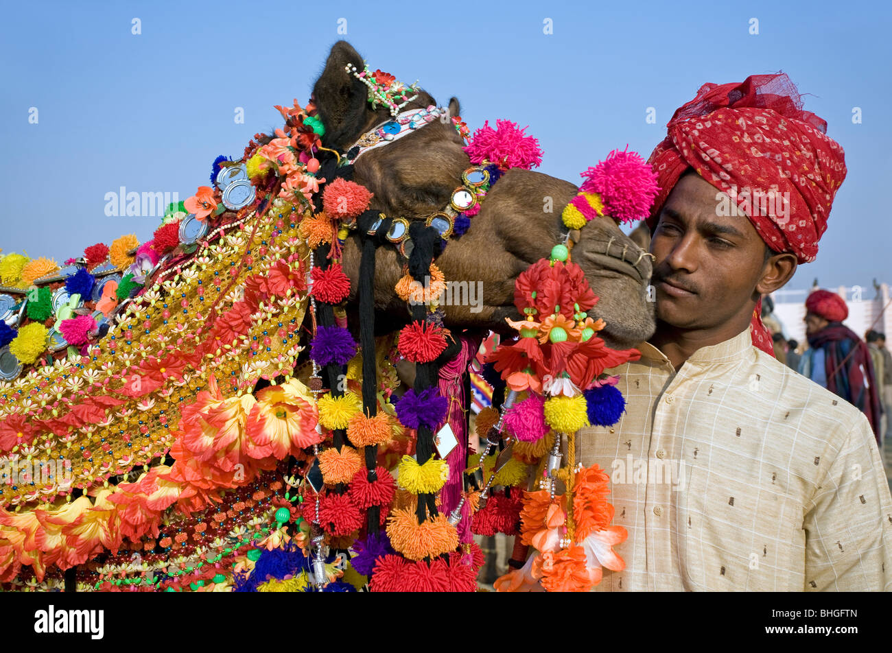 Mann mit seinem geschmückten Kamel. Bikaner Camel Festival. Rajasthan. Indien Stockfoto