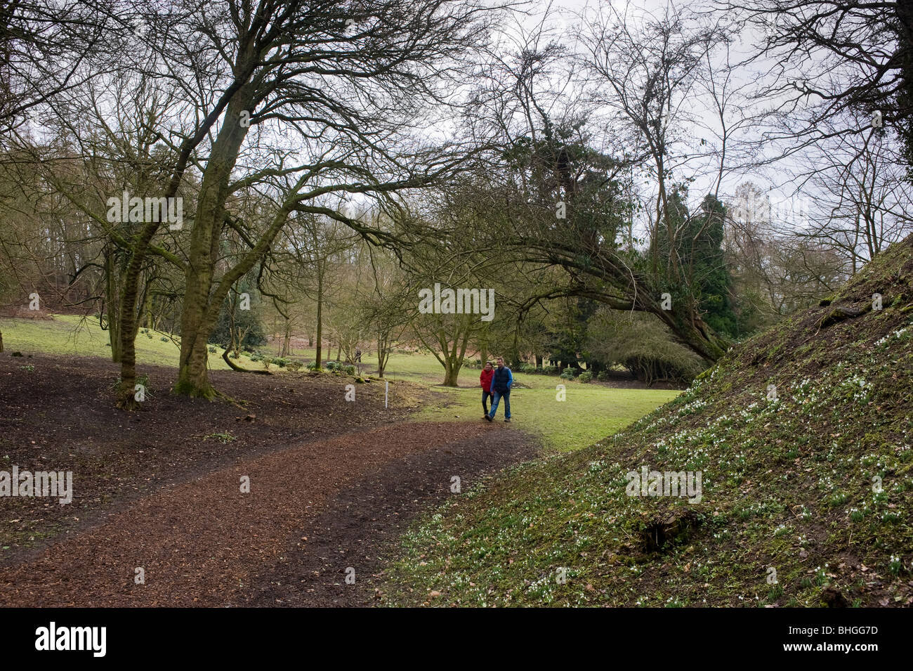 Zwei Personen, ein Spaziergang durch die Gartenanlage des Castle Hedingham in Essex.  Foto von Gordon Scammell Stockfoto