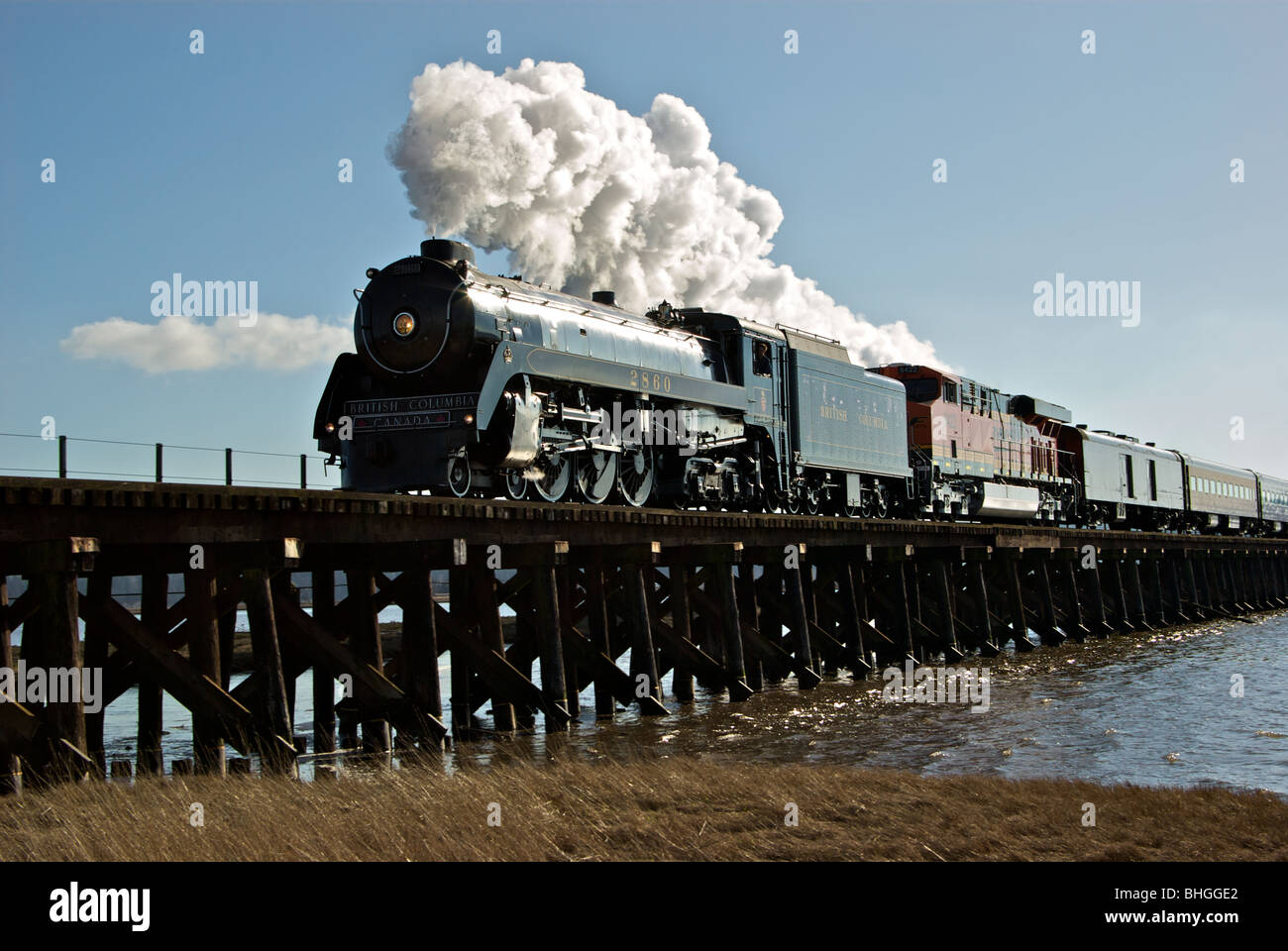 Restaurierte CPR Royal Hudson 2860 Dampfmaschine überqueren Serpentine River Mündung Eisenbahn Zug Bock Stockfoto Restaurierte CPR Royal Hudson 2860 Dampfmaschine überqueren Serpentine River Mündung Eisenbahn Zug Bock Stockfoto