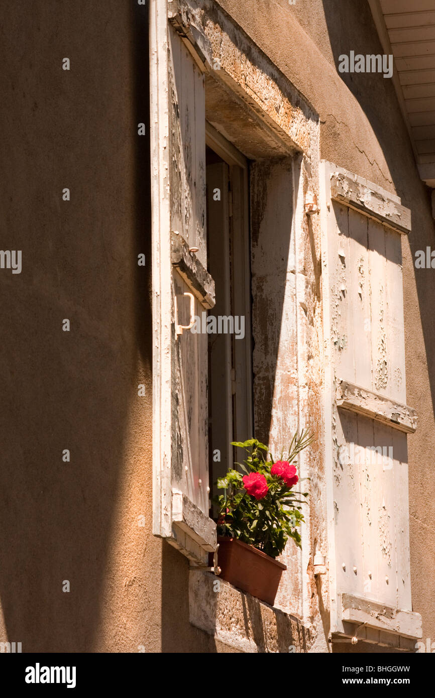 Fenster mit hölzernen Fensterläden und Blumenkasten, Vayrac, Frankreich Stockfoto