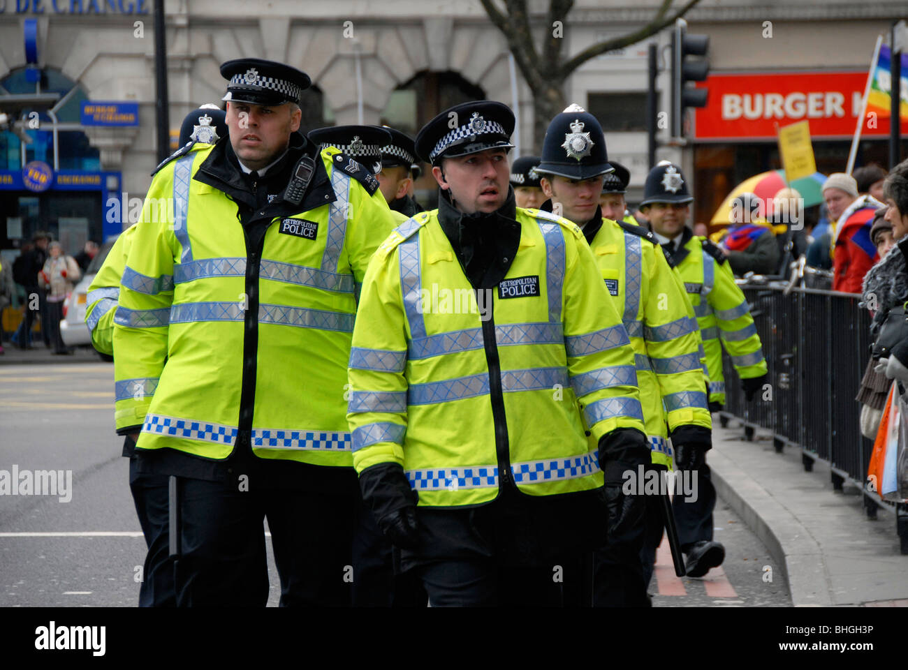 Gruppe der Polizei auf dem Weg zu eine Demonstration patrouillieren Stockfoto