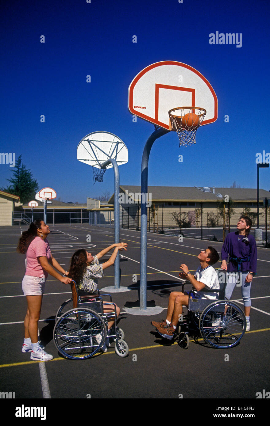 Hispanische Teens, Hispanic Jugendliche. behinderte Schüler, Studenten, Basketball spielen, Schulhof, Schule, Novato, Marin County, Kalifornien Stockfoto