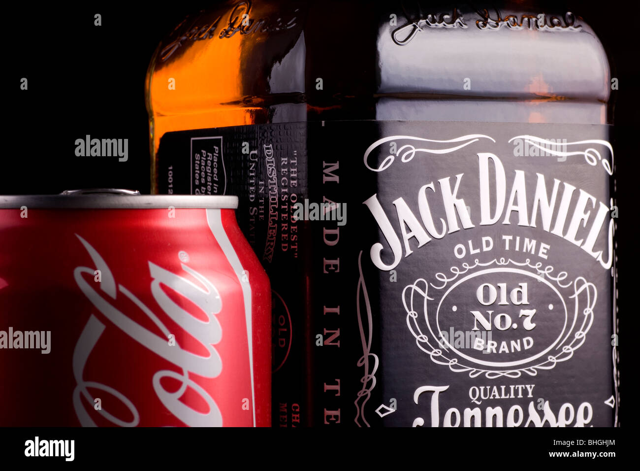 Jack Daniels Flasche mit offenen Dose Cola Stockfotografie Alamy