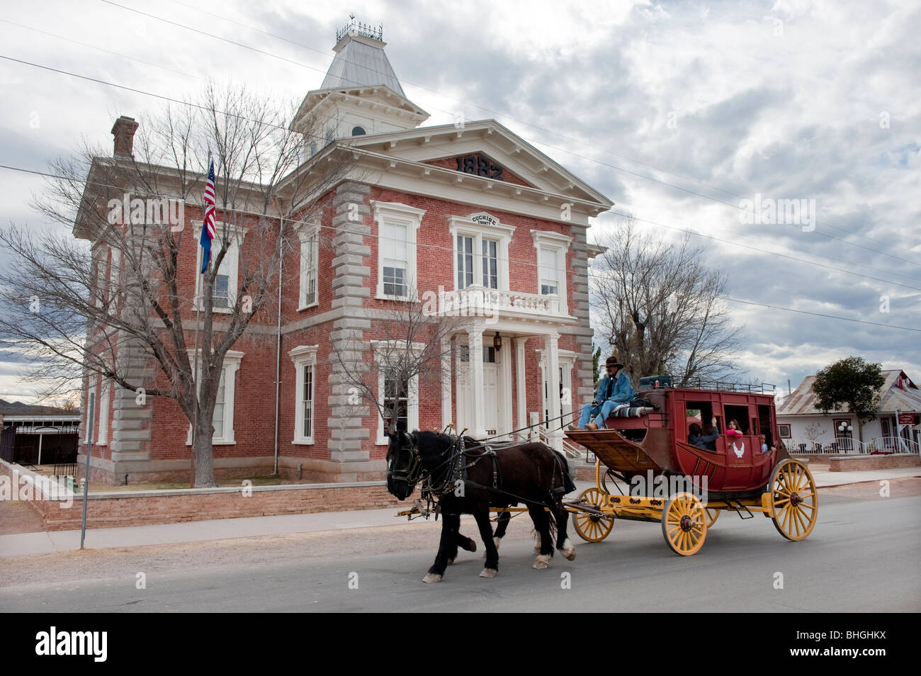 Tombstone, Arizona - eine Postkutsche von Touristen Touren vor der Cochise County Court House in Tombstone. Stockfoto