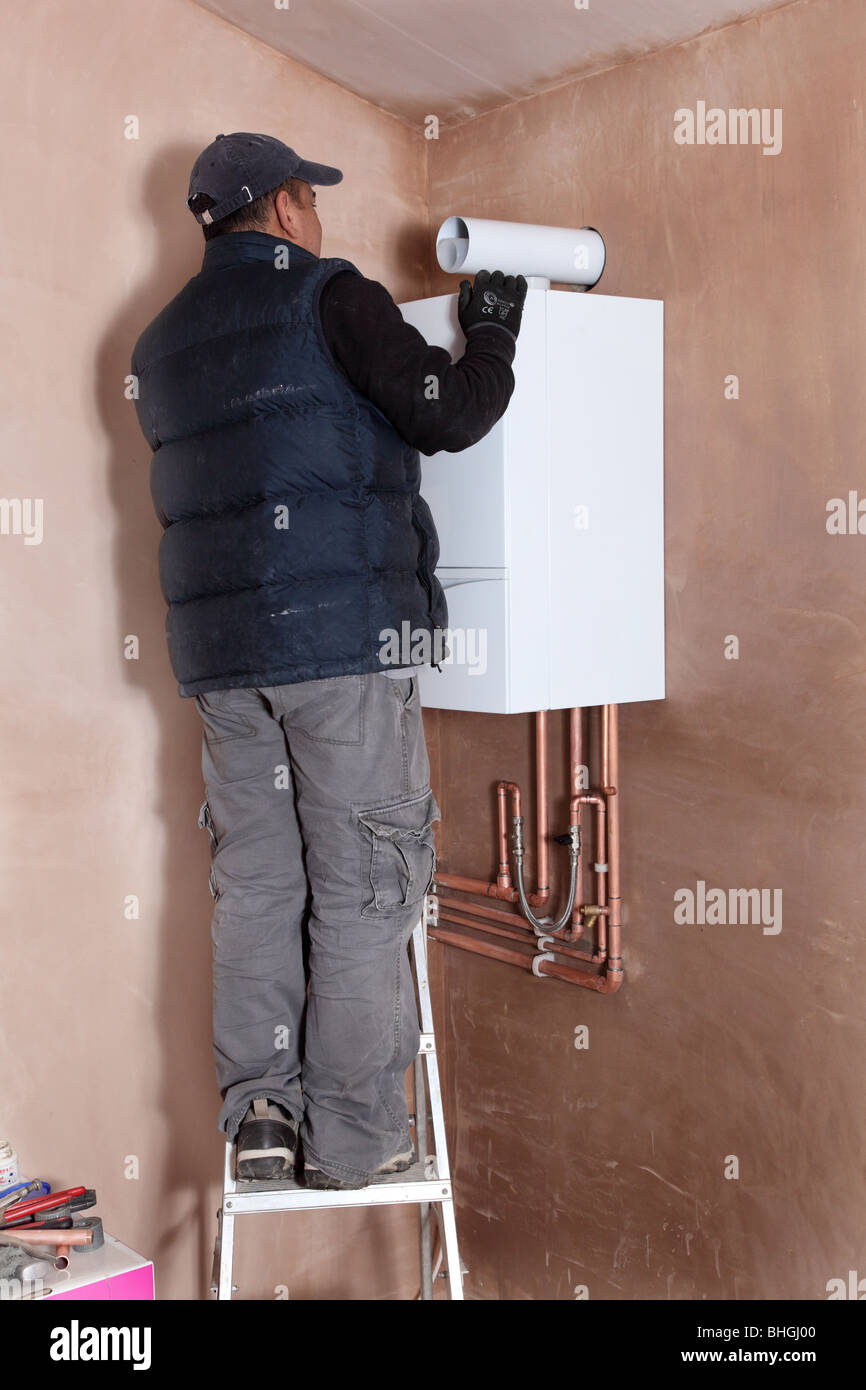 Installation von einem neuen Brennwertkessel Vaillant Ecotech 637. Stockfoto