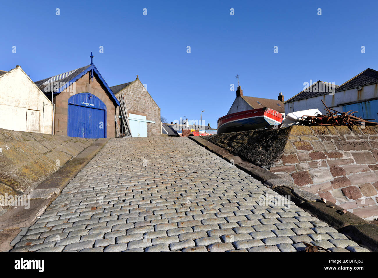 Johnshaven, Aberdeenshire, Schottland, Großbritannien; Blick auf den Hafen slip-Weg. Stockfoto