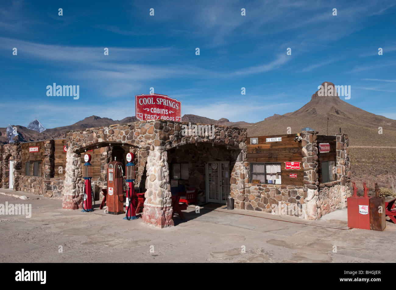 Route 66, Arizona - eine antike Roadhouse und Zapfsäulen entlang der Straße. Stockfoto