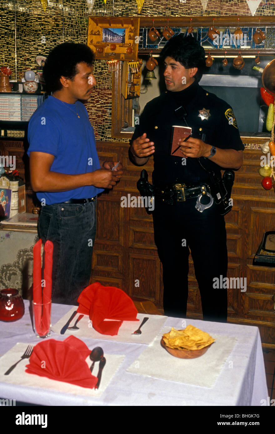 Hispanische Menschen erwachsener Mann männlicher Polizist unter Anweisung in der Mission District San Francisco Kalifornien USA Stockfoto