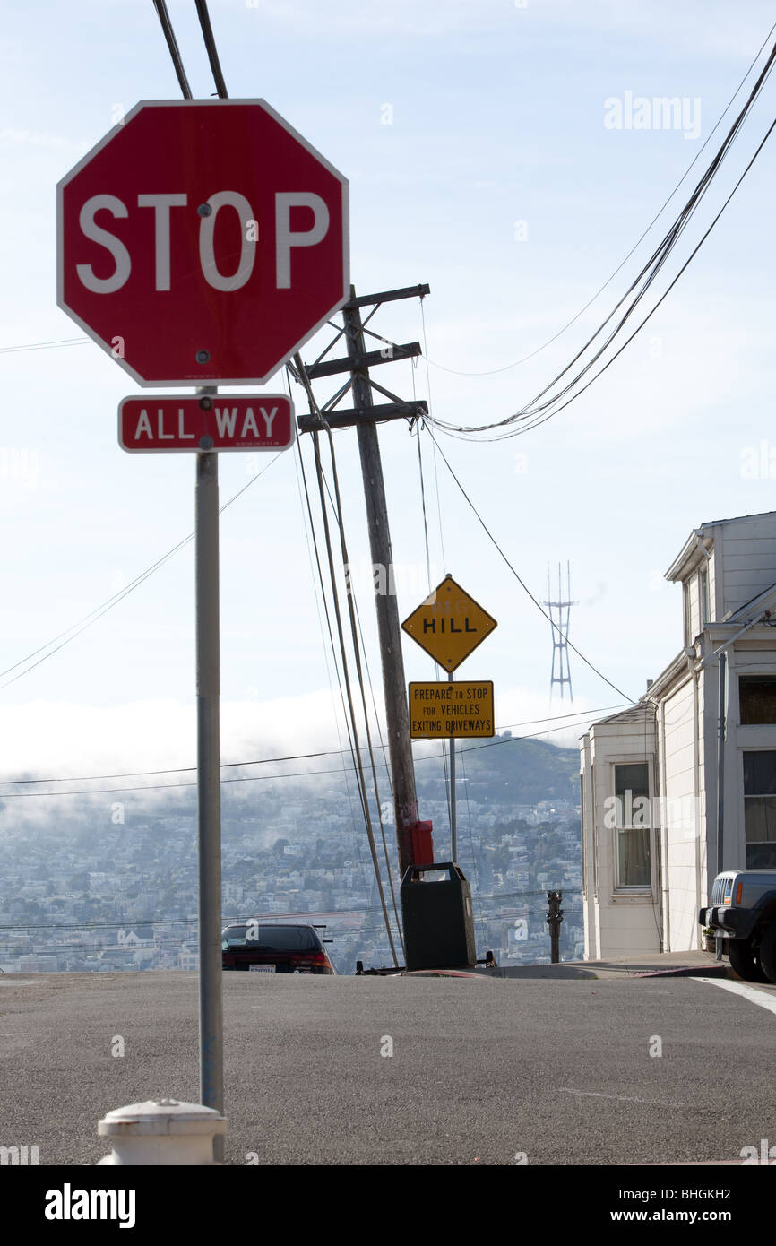 Stop-Schild vor einem steilen Hügel von San francisco Stockfoto
