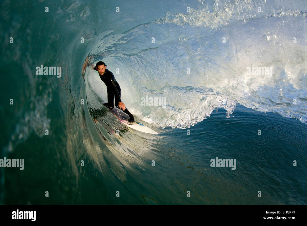 Surfer in der Röhre. Stockfoto