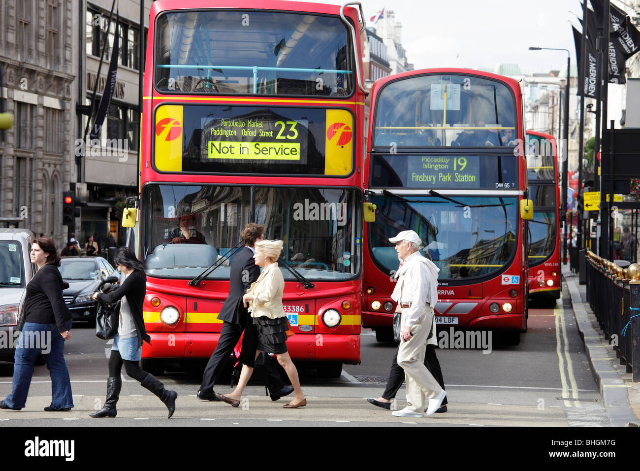 Fußgänger und Busse in Piccadilly, London Stockfoto