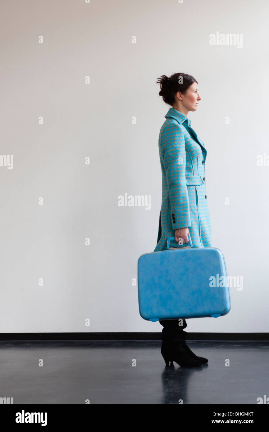 Frau mit Koffer Stockfotografie - Alamy