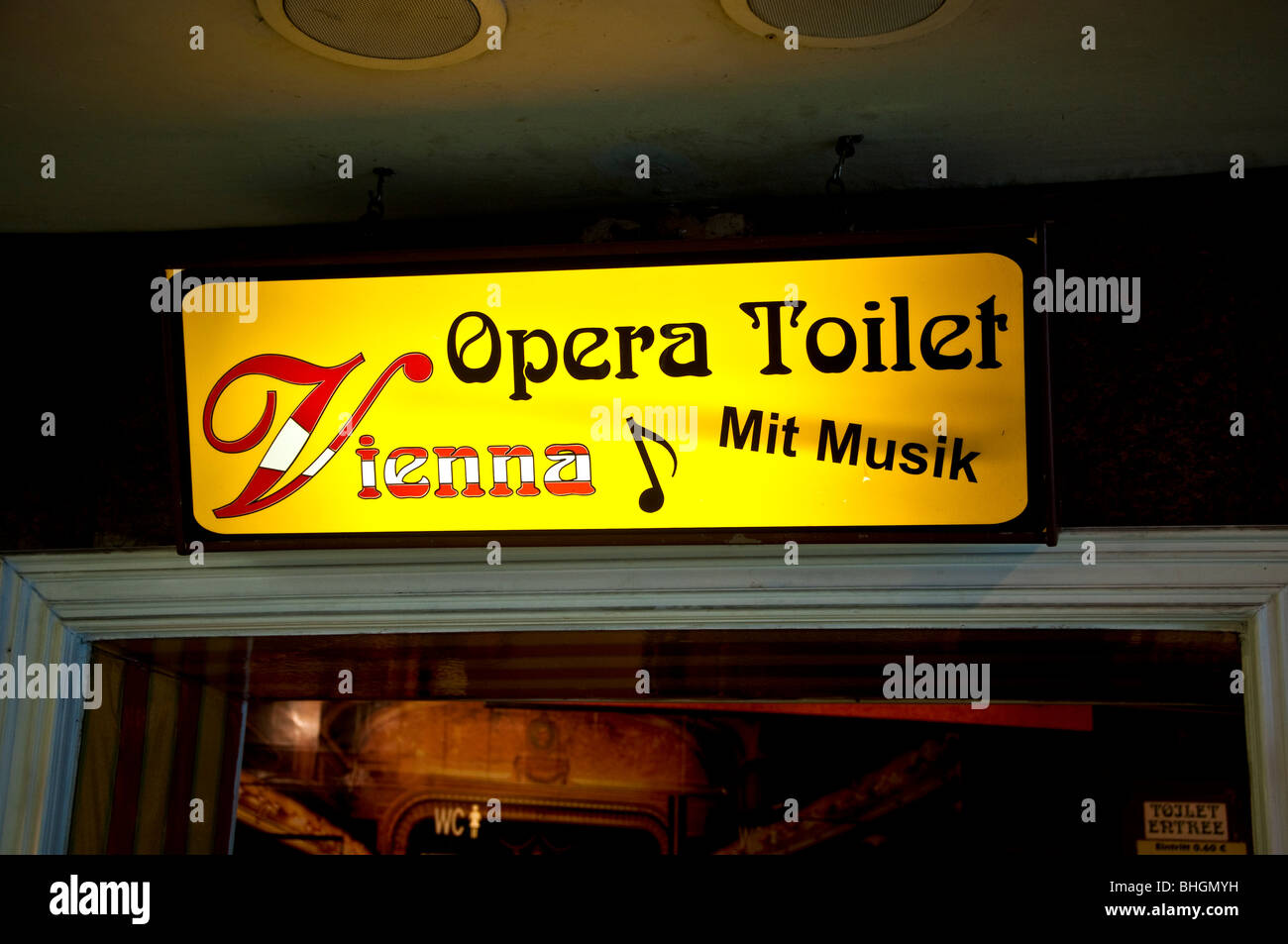 Öffentlichen Bequemlichkeit mit Opernmusik im geleitet Stockfoto