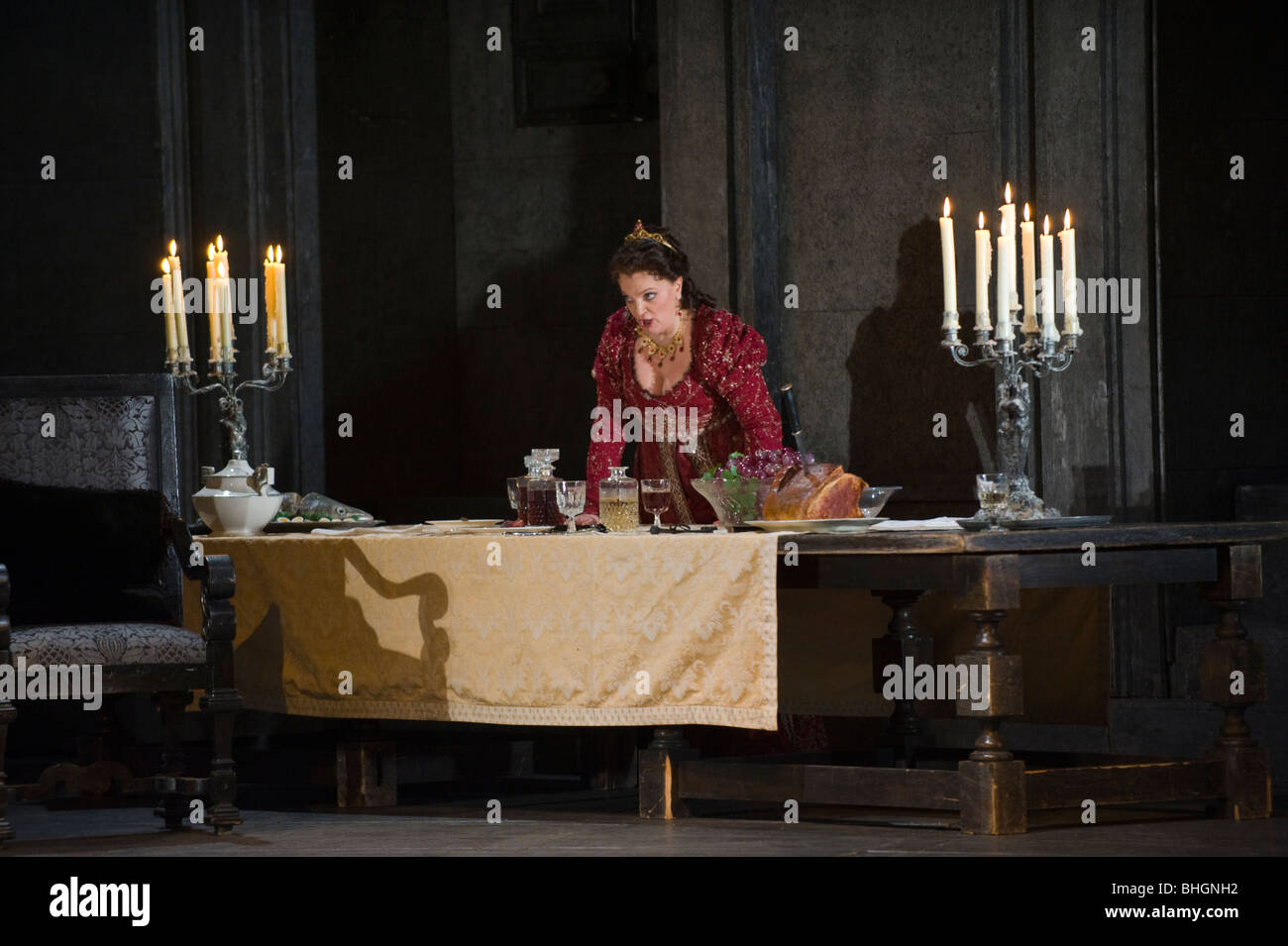 Welsh National Opera Produktion von Tosca von Puccini - portugiesischen Sopranistin Elisabete Matos als Tosca Stockfoto