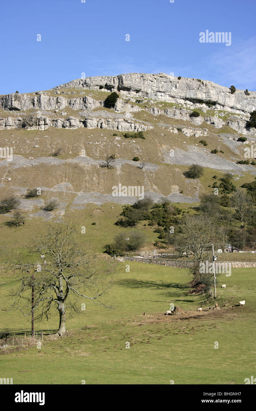 Der Kalkstein Böschung des Eglwyseg Felsen von Eglwyseg Tal gesehen. Stockfoto