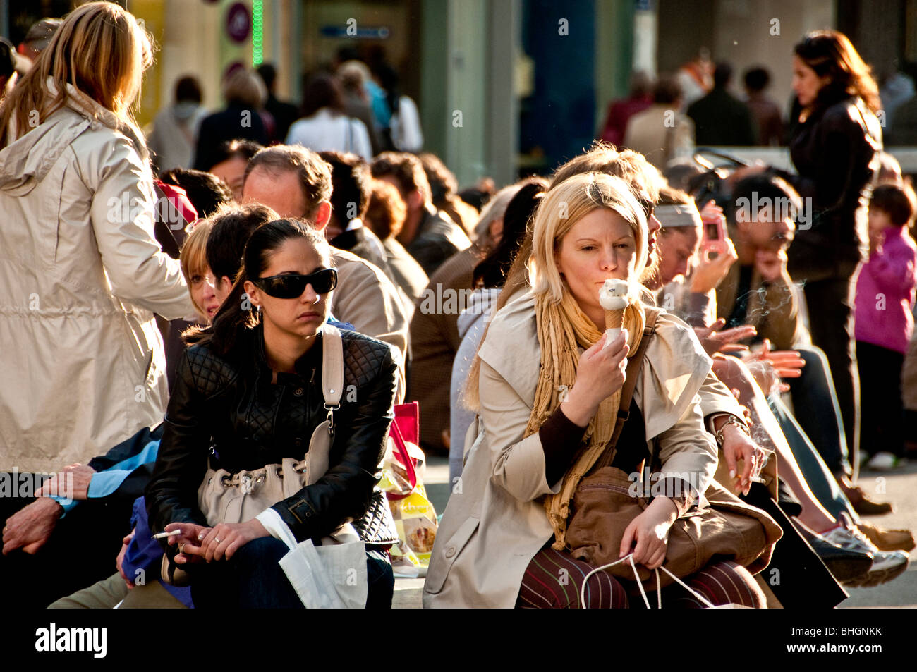 Junge Frau essen Eis außerhalb in Stefansplatz zentrale Wien Stockfoto