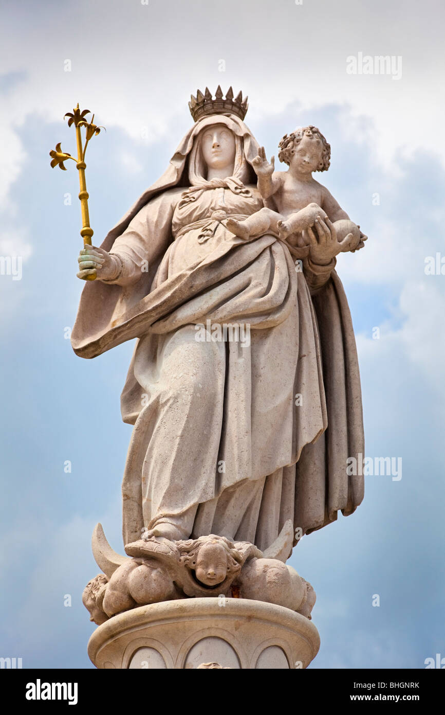 Schönen verzierten Statue der Jungfrau Maria Madonna und Kind in Altötting, Bayern, Deutschland Stockfoto