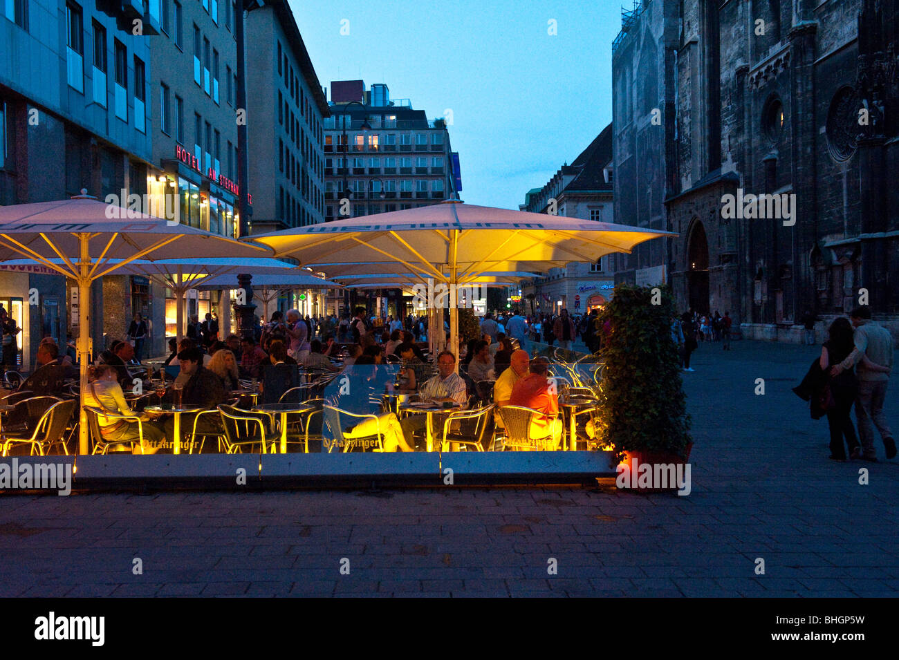 Restaurant im Freien in der Ecke des Stefansplatz und Kärntner Straße im zentralen Wien Österreich Stockfoto Restaurant im Freien in der Ecke des Stefansplatz und Kärntner Straße im zentralen Wien Österreich Stockfoto