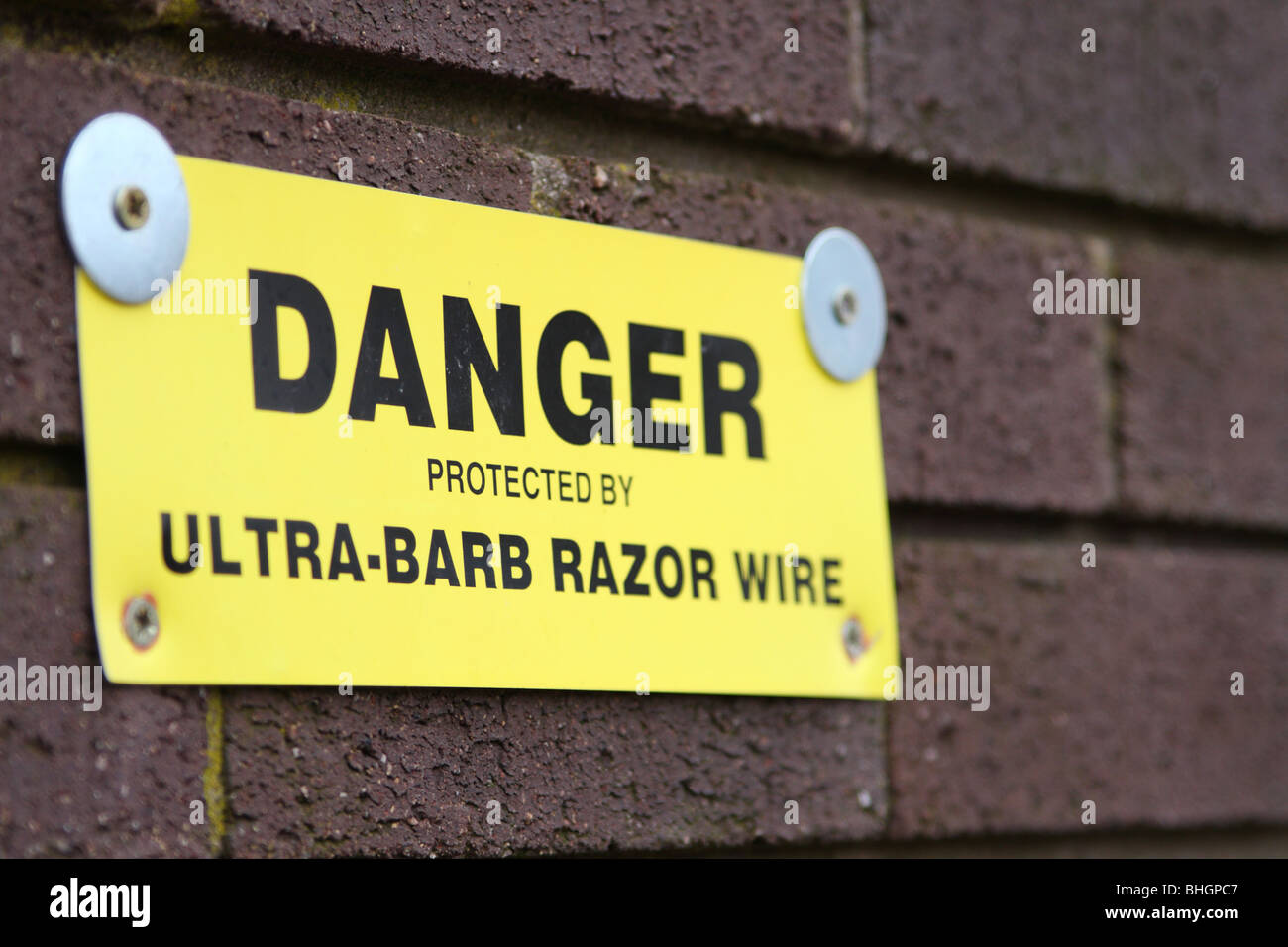 Ein Warnschild Warnung an einem Gebäude in Großbritannien. Stockfoto