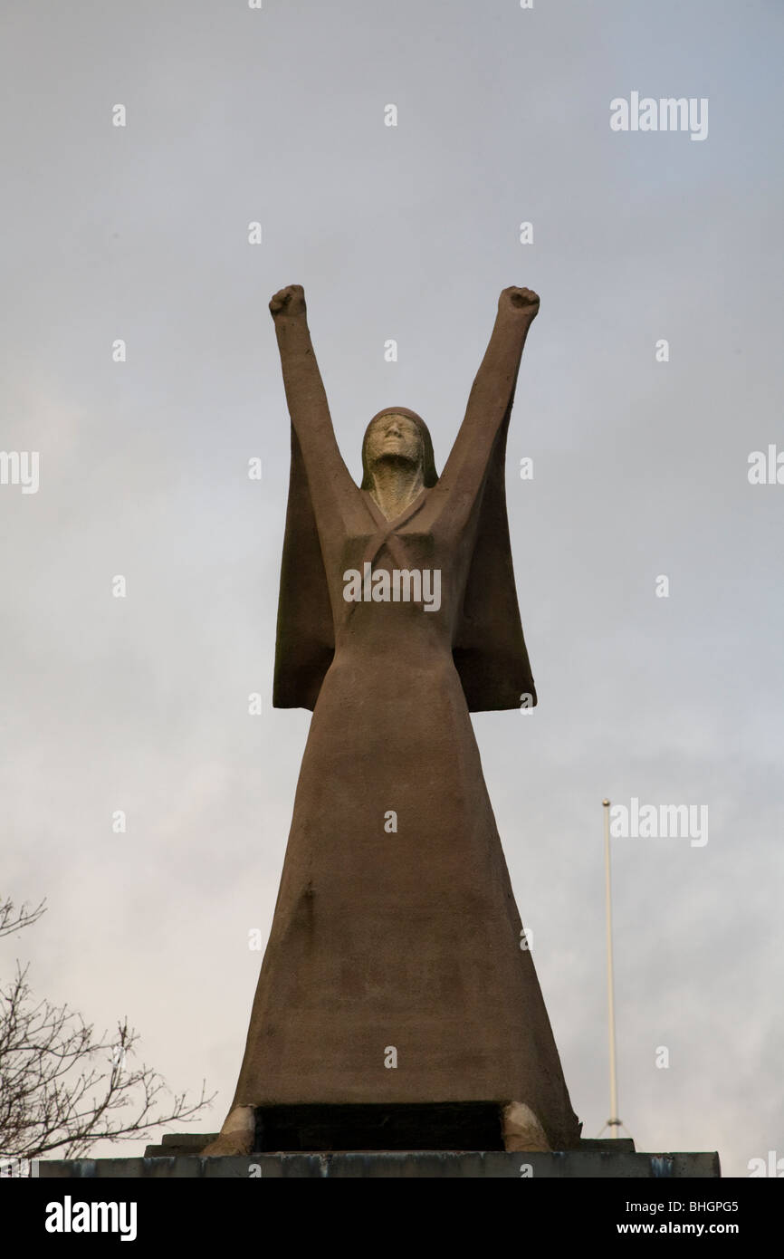 Statue einer Frau/Engels, indem Sie ihre Hände in ein Gruß Stockfoto
