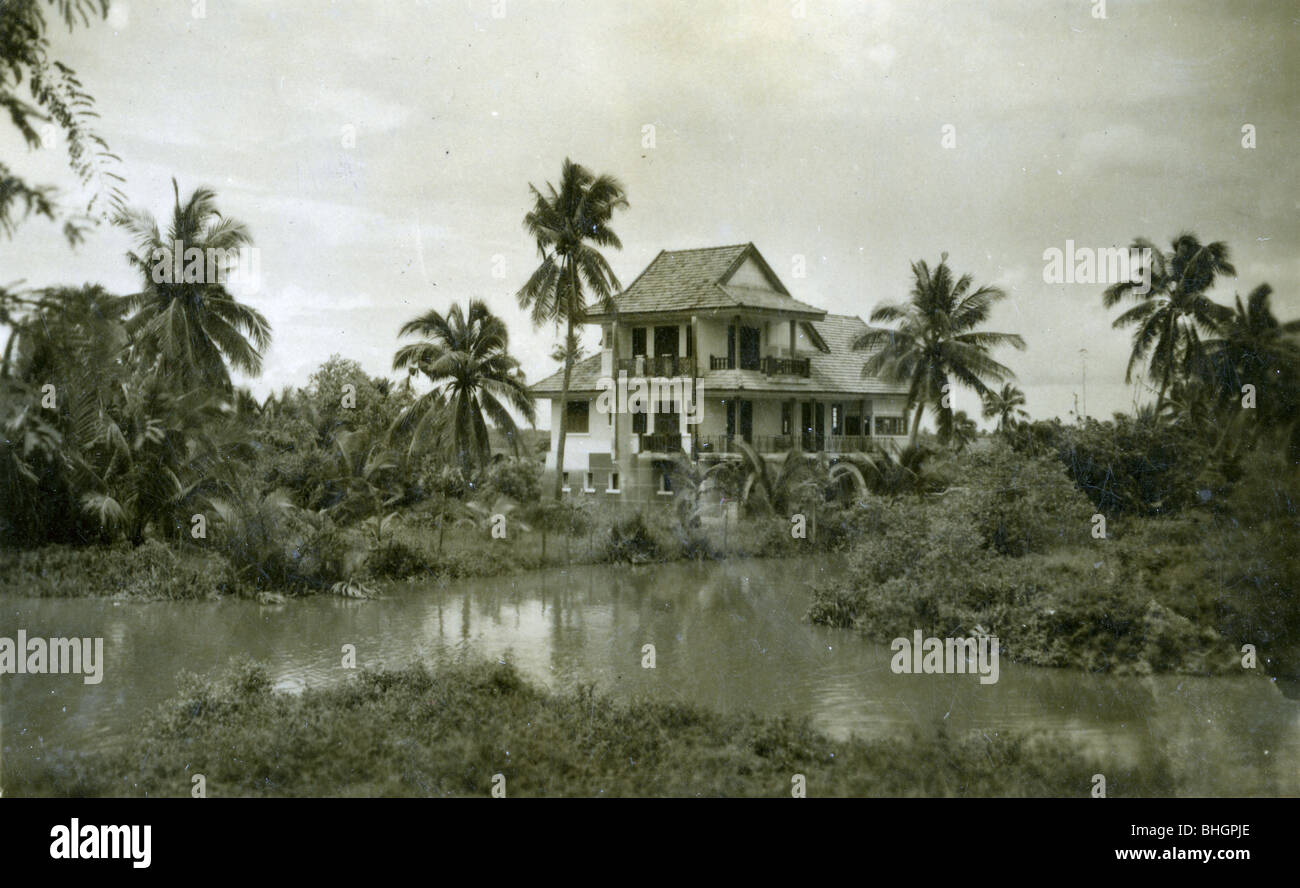 Eine französischen koloniale Villa befindet sich auf einer Plantage in Vietnam. Haus Heimat schwarzen und weißen horizontalen Wasser kolonialen kolonisiert Stockfoto
