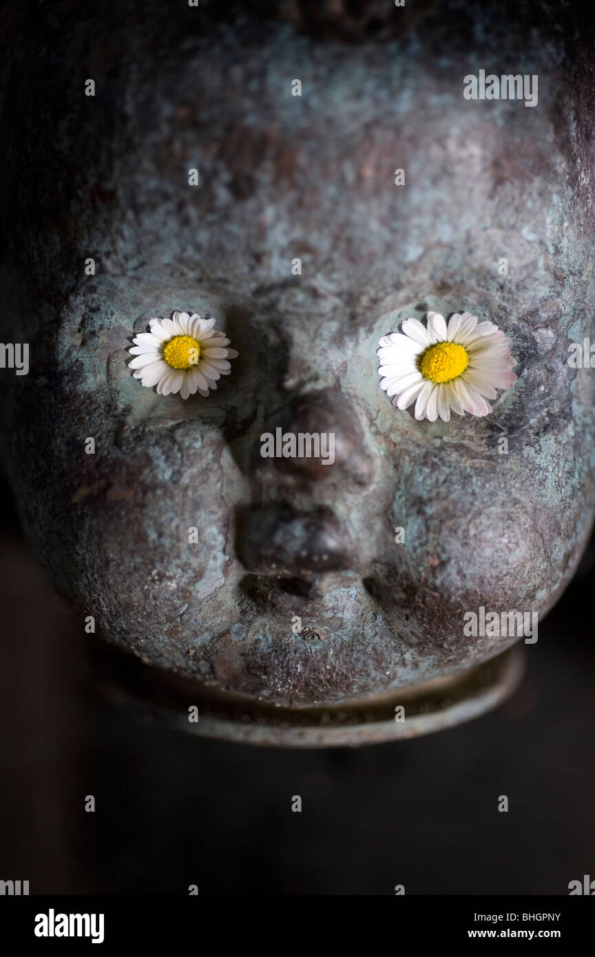 Puppenkopf Schimmel mit Blumen in den Augenhöhlen Stockfoto