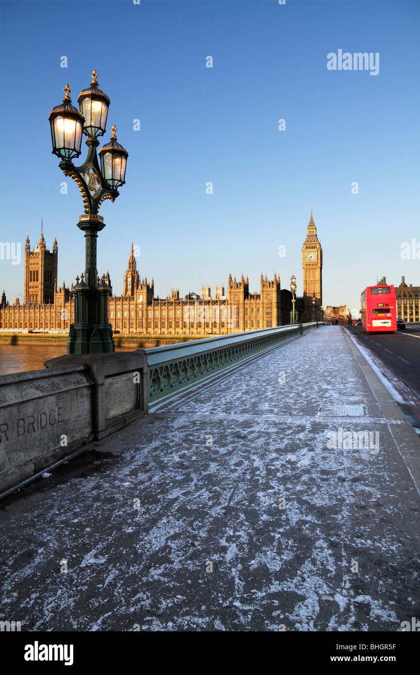 Westminster Bridge, London - Winter Sunrise mit Bus, 4 Stockfoto