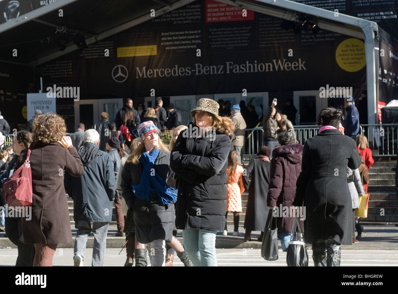 Fashionistas außerhalb der Zelte eingerichtet zur Fashion Week im Bryant Park in New York Stockfoto