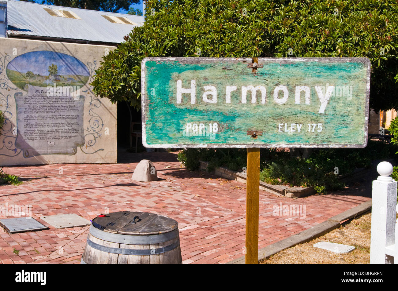 Ortsschild und Wandgemälde, die Beschreibung der Geschichte der Harmonie, Kalifornien Stockfoto